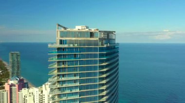 Hava Armani Casa çatı denetim görünümü 4k stok görüntüleri