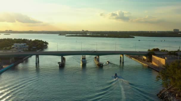 Barco Filmación Aérea Pasando Por Debajo Del Puente Miami — Vídeo de stock