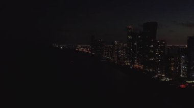 Gece hava drone video kıyı kenti