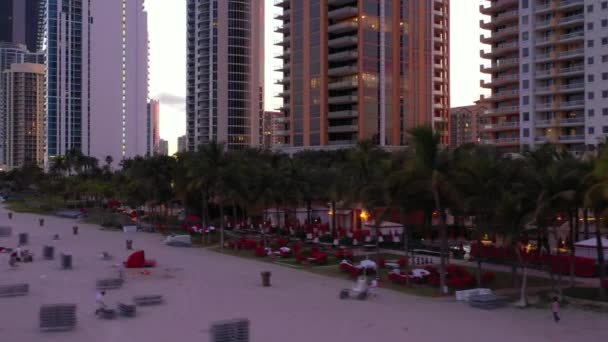 Beachfront Resorts Hotell Condominiums Sunny Isles Beach Twilight — Stockvideo