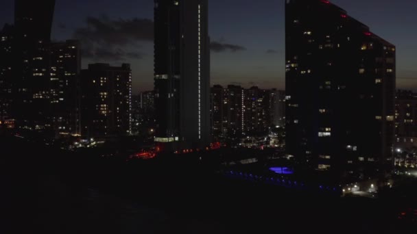 Schöne Stadtlichter Die Nachts Mit Einer Drohne Geschossen Werden — Stockvideo