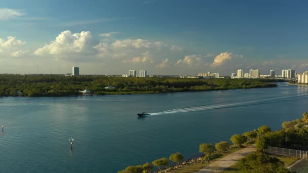 Barca Che Naviga Attraverso Miami Intracostiera — Video Stock