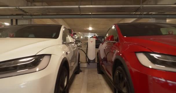 Vytáhněte Mezi Dvěma Tesla Model Suvs Přeplňování — Stock video