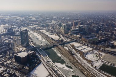 Hava dron fotoğraf Schuylkill Nehri Downtown Philadelphia kışın donmuş