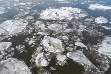 Su Nehri buzul buz topakları