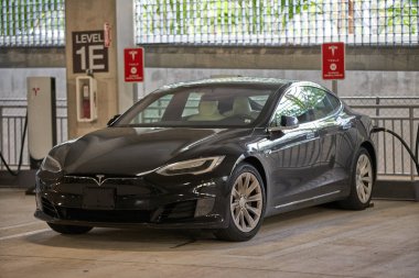 Aventura, Fl, Amerika Birleşik Devletleri - 15 Şubat 2019:Black Tesla Model S Aventura alışveriş merkezinde süperşarj                               