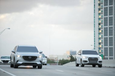 Aventura, Fl, Amerika Birleşik Devletleri - 15 Şubat 2019: Karayolu üzerinde Suv yaklaşıyor                               