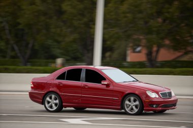 Aventura, Fl, Amerika Birleşik Devletleri - 15 Şubat 2019: Kırmızı bir Mercedes camlı hareket hızlı izleme atış                                