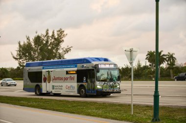 Aventura, Fl, Amerika Birleşik Devletleri - 15 Şubat 2019: otoyol girmeden bir Miami Dade halk otobüsü izleme görüntüsünü                               