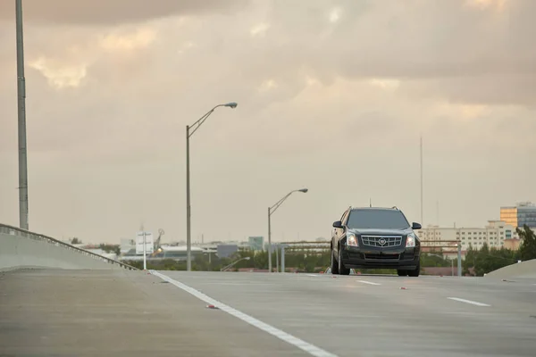 Авентура Флорида Сша Февраля 2019 Года Изображение Внедорожника Cadillac Приближающегося — стоковое фото