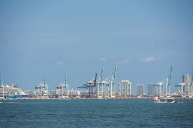 Telehpoto fotoğraf Port of Miami Limanı vinç