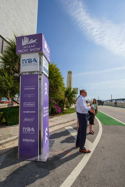 Miami Yacht Show 2019 Stock Foto Letrero Información Gente Esperando — Foto de Stock