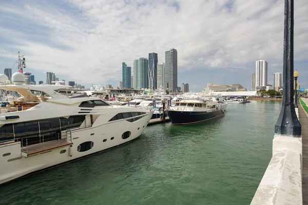 Venedik Causeway Miami Tekne Fuarına Tarafından Fotoğraf Lüks Yatlar — Stok fotoğraf