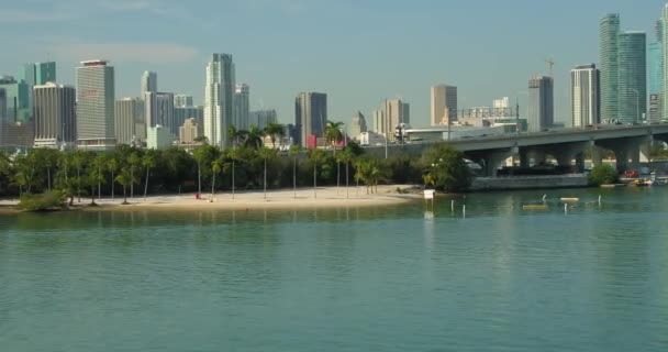 空中迈阿密海滩由市中心无人机画面 60P — 图库视频影像