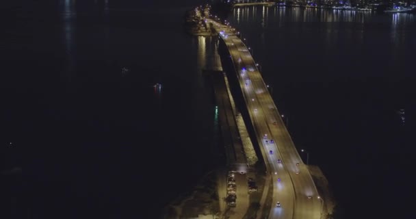 Imagens Aéreas Noite Rickenbacker Causeway William Powell Bridge 60P — Vídeo de Stock