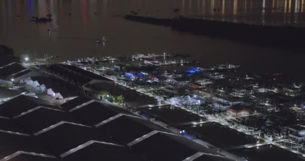 Luchtfoto Nacht Video Miami Jachtverhuur Boot Toon Key Biscayne 60P — Stockvideo