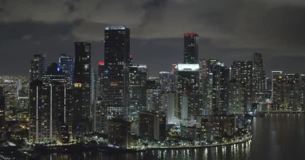 Aerial Video Brickell Miami Natt Majestätiska Skyskrapor — Stockvideo