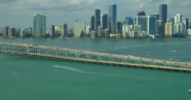 Vídeo Aéreo William Powell Bridge Rickenbacker Causeway Imágenes Cine 60P — Vídeo de stock