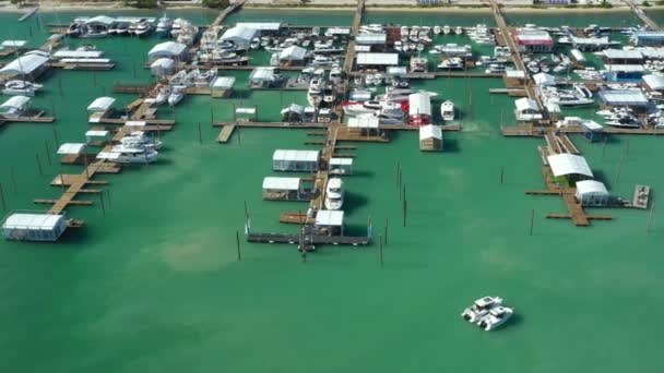 空中ドローン映像 2019 のマイアミ ヨットを表示します — ストック動画