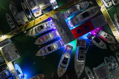 Miami tekne Haritayı gece havai neon ışıkları vurdu