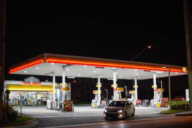 Miami, Fl, Amerika Birleşik Devletleri - 25 Şubat 2019: bir benzin istasyonu gece çıkarken araba