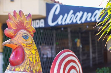 Miami, Fl, Amerika Birleşik Devletleri - 25 Şubat 2019: Horoz Miami 8 Street Calle Ocho Küba küçük Havana'da Heykel Sergisi