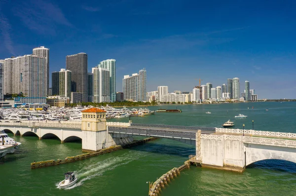 Barcos Passando Sob Uma Ponte Tração Fechada Miami — Fotografia de Stock