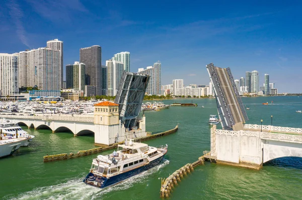 Miami États Unis Février 2019 Yacht Luxe Passant Par Pont — Photo