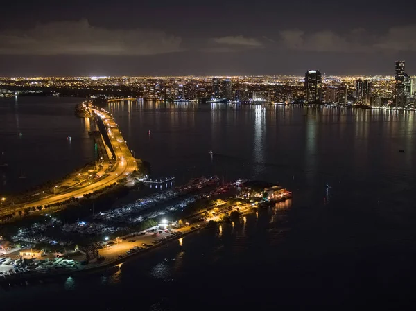 Brickell Bay Rickenbacker Causeway Nachts — Stockfoto