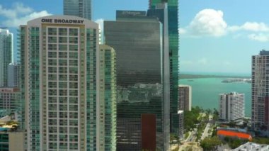 Havadan sinematik drone görüntüleri highrise banka binaları Downtown Miami Brickell 4k