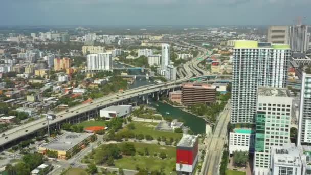 Luchtfoto Drone Video Westkant Van Downtown Miami River — Stockvideo