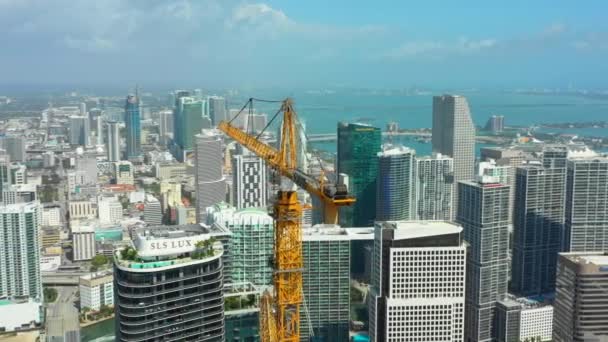 Aerial Miami Brickell Kranen Wolkenkrabbers — Stockvideo