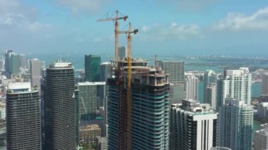 Brickell Flatiron inşaat çatı kontrol vinçleri