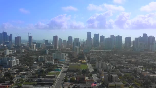 Langit Biru Atas Kota Cuplikan Gerak Udara — Stok Video