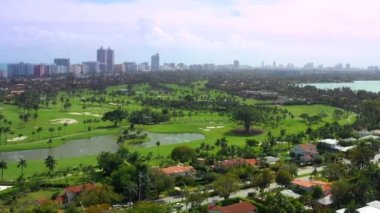 Yavaş drone golf sahası 4k üzerinde uçan