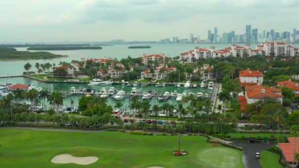 Luftaufnahmen Fischer Insel Marina Miami Strand — Stockvideo