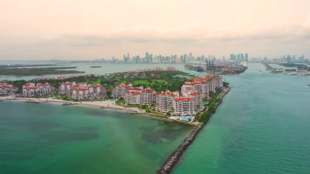 Aerial Miami Beach Fisher Island Uitzicht Het Centrum Key Biscayne — Stockvideo