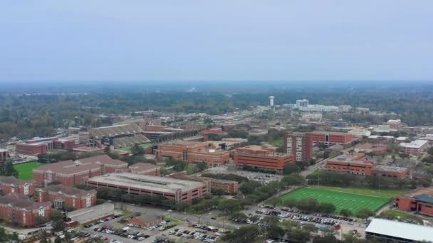 南方大学小姐用空中无人机4K拍摄 — 图库视频影像
