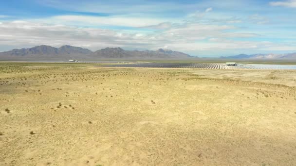 Vídeo Aéreo Paisagem Deserto Califórnia Aproximando Uma Fazenda Solar — Vídeo de Stock