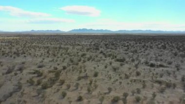 Bir çöl 4k üzerinde düşük drone uçuş