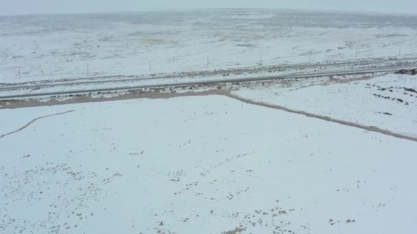 Aerial Video Highway Genom Öken Vinter Snö — Stockvideo