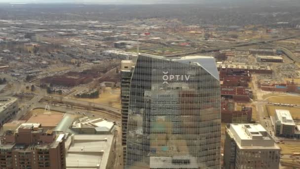 Voorraad Antenne Video Optiv Tower Denver — Stockvideo