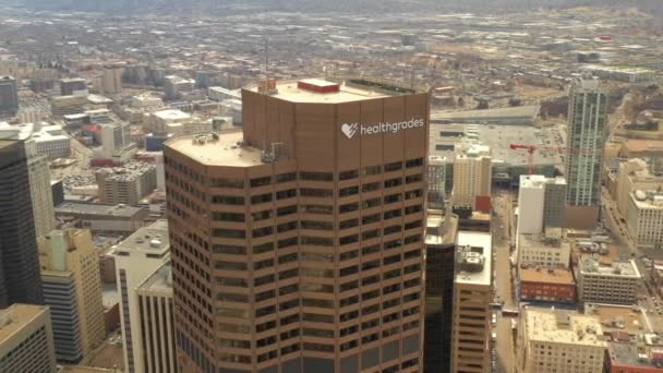 Vídeo Drone Aéreo Downtown Denver Healthgrades Tower Orbit — Vídeo de Stock