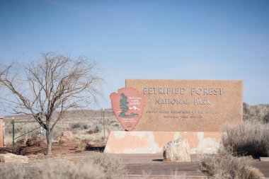 Fotoğraf Taşlaşmış Orman Milli Parkı giriş işareti