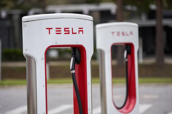 SuperChargers Tesla na parkingu — Zdjęcie stockowe