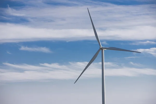 흐린 푸른 하늘에 전기 풍력 발전기 터빈 — 스톡 사진