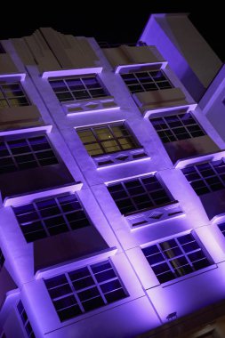 Genel bir binada mor neon ışıkları