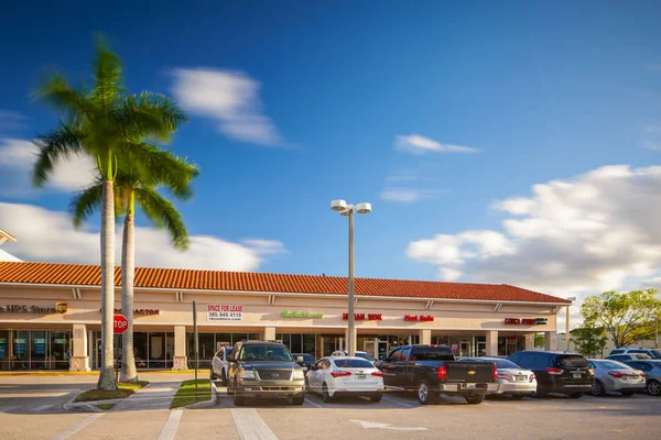 Shopping Plaza Parked Cars — Stock Photo, Image