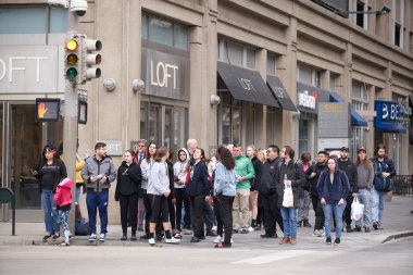 Denver Colorado şehir merkezini geçmek için bekleyen bir grup insan