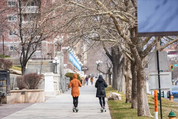 Persone che cavalcano scooter Downtown Salt Lake City Utah — Foto Stock